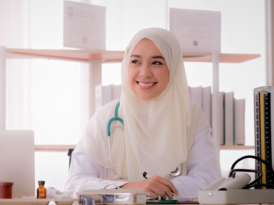 A gynaecologist talking to a pregnant lady