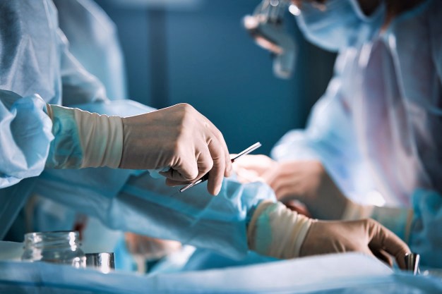 A doctor talking to a pregnant lady