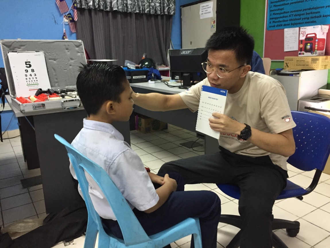 Seorang ahli optometri sedang memeriksa