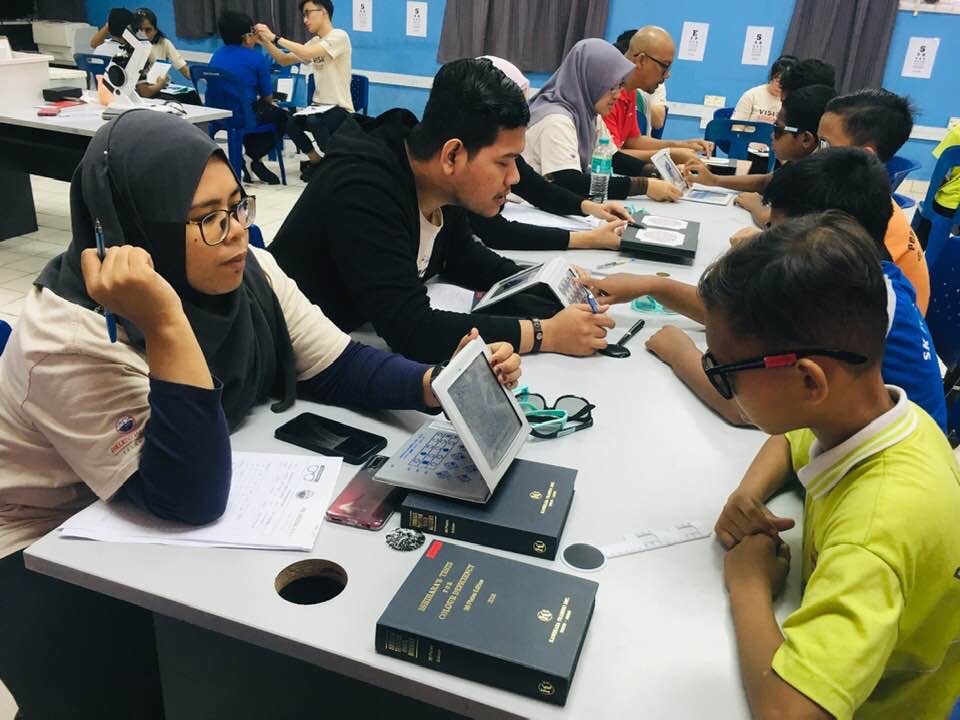 Satu gambar ahli optometri sedang memeriksa