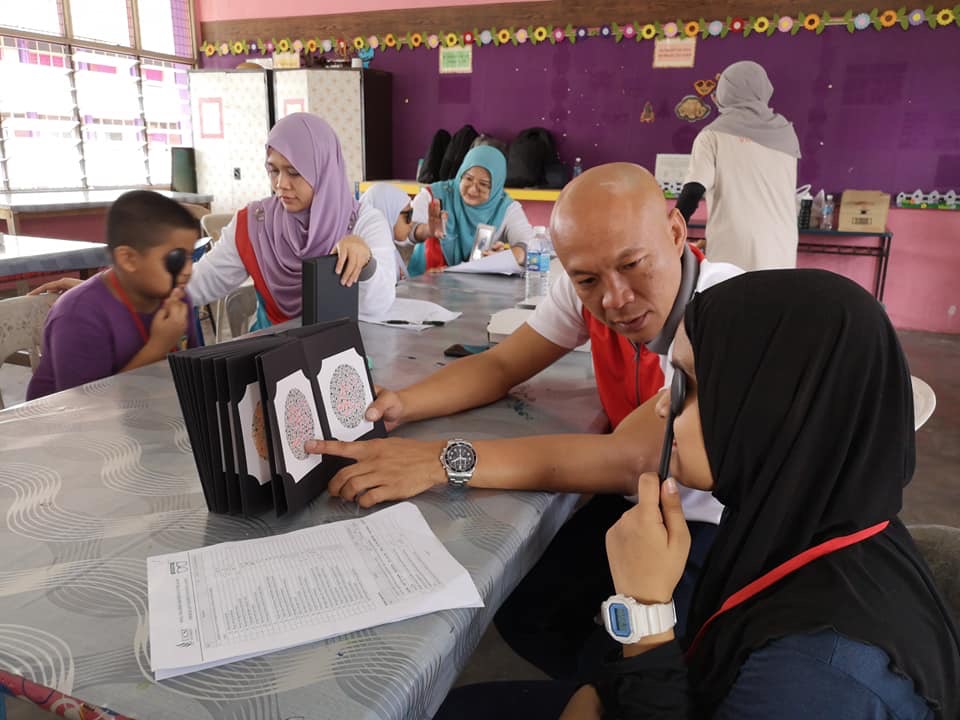 Seorang ahli optometri sedang memeriksa