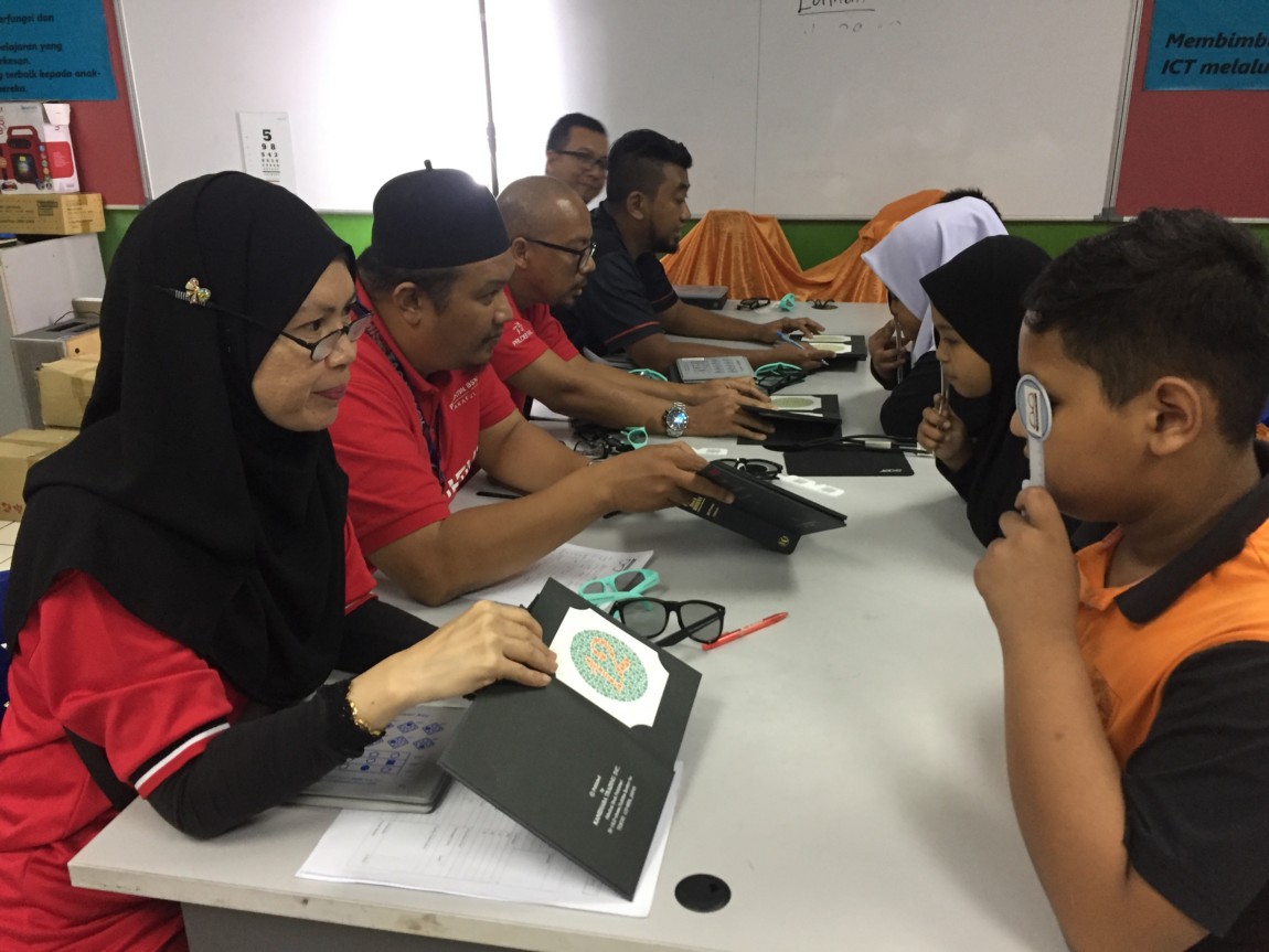 Satu gambar ahli optometri sedang memeriks