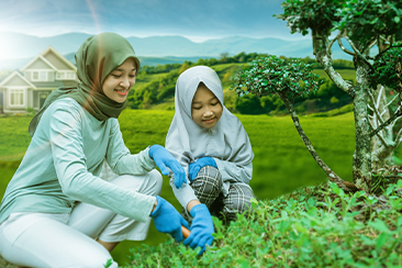 Seorang gadis berbaring di padang rumput sambil memegang payung