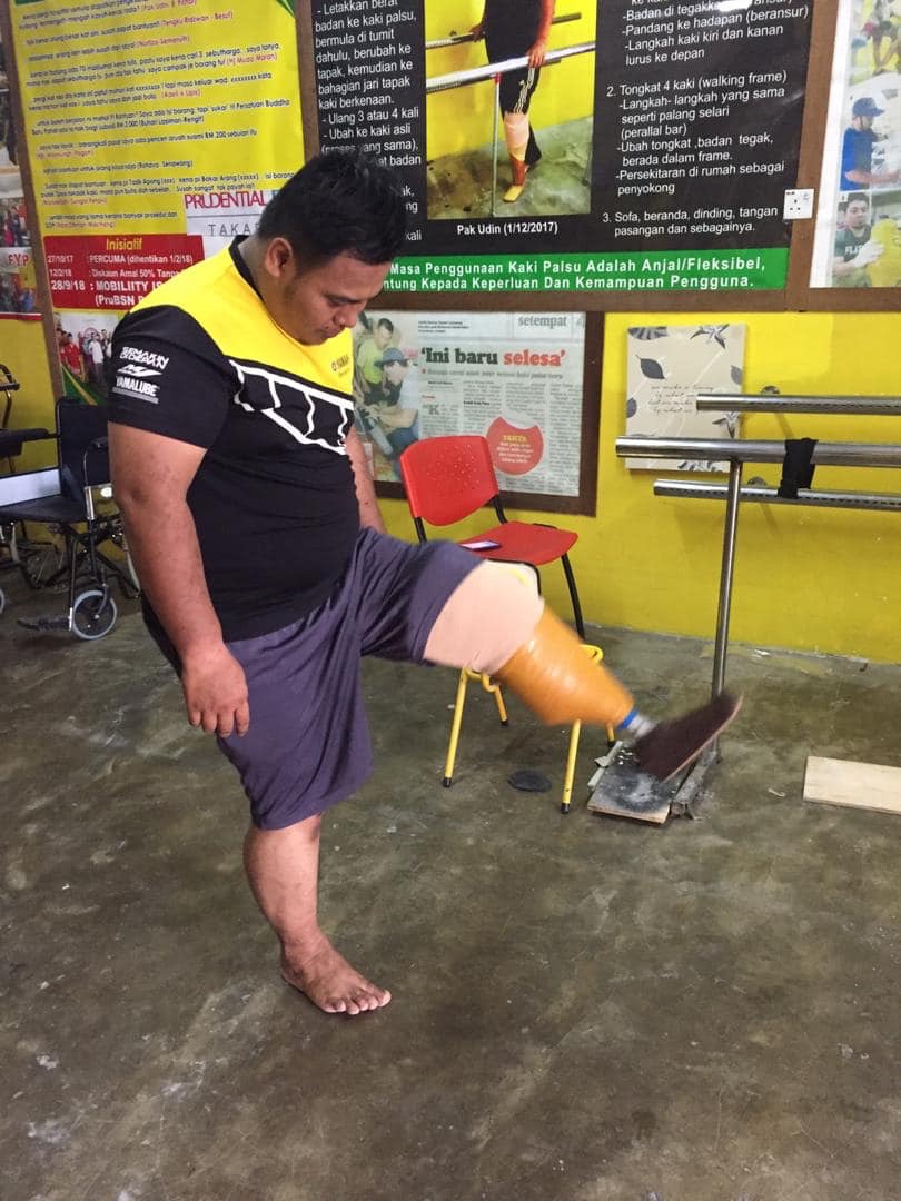 Seorang lelaki sedang mencuba kaki prostetik