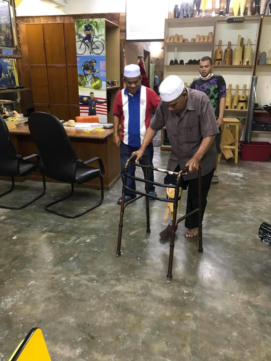 Seorang warga emas cuba berjalan menggunakan