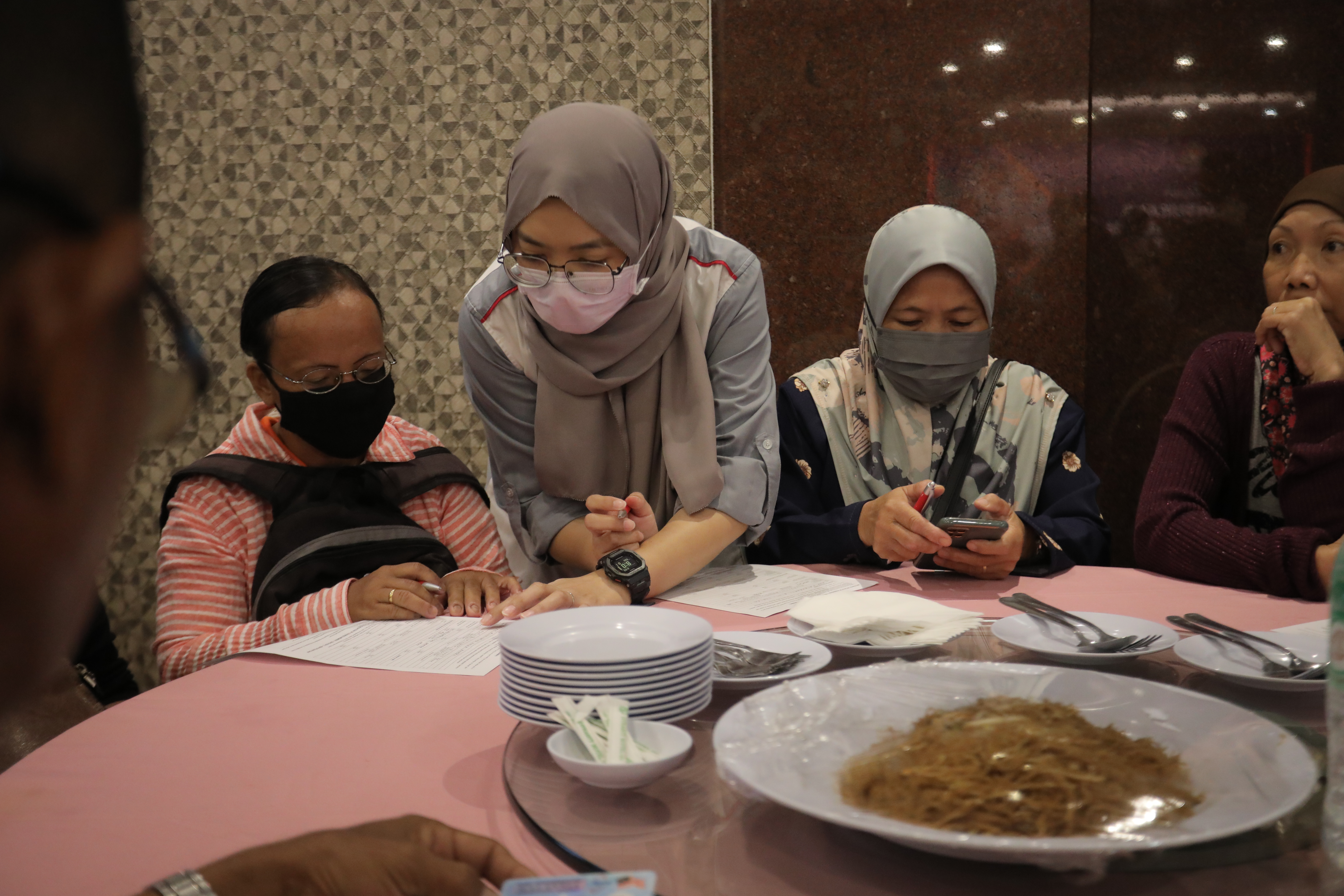 Gamba sekumpulan pekerja tersenyum ke arah kamera
