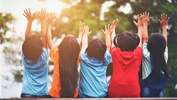 Pasangan warga emas di taman