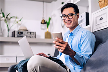 Seorang lelaki melihat telefon