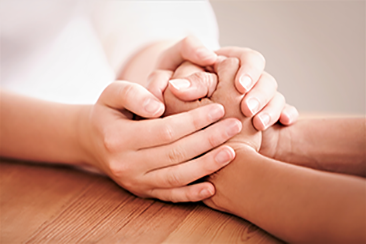 Dua orang berpegangan tangan