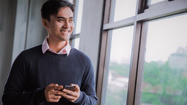 Tiga orang sedang berbincang 