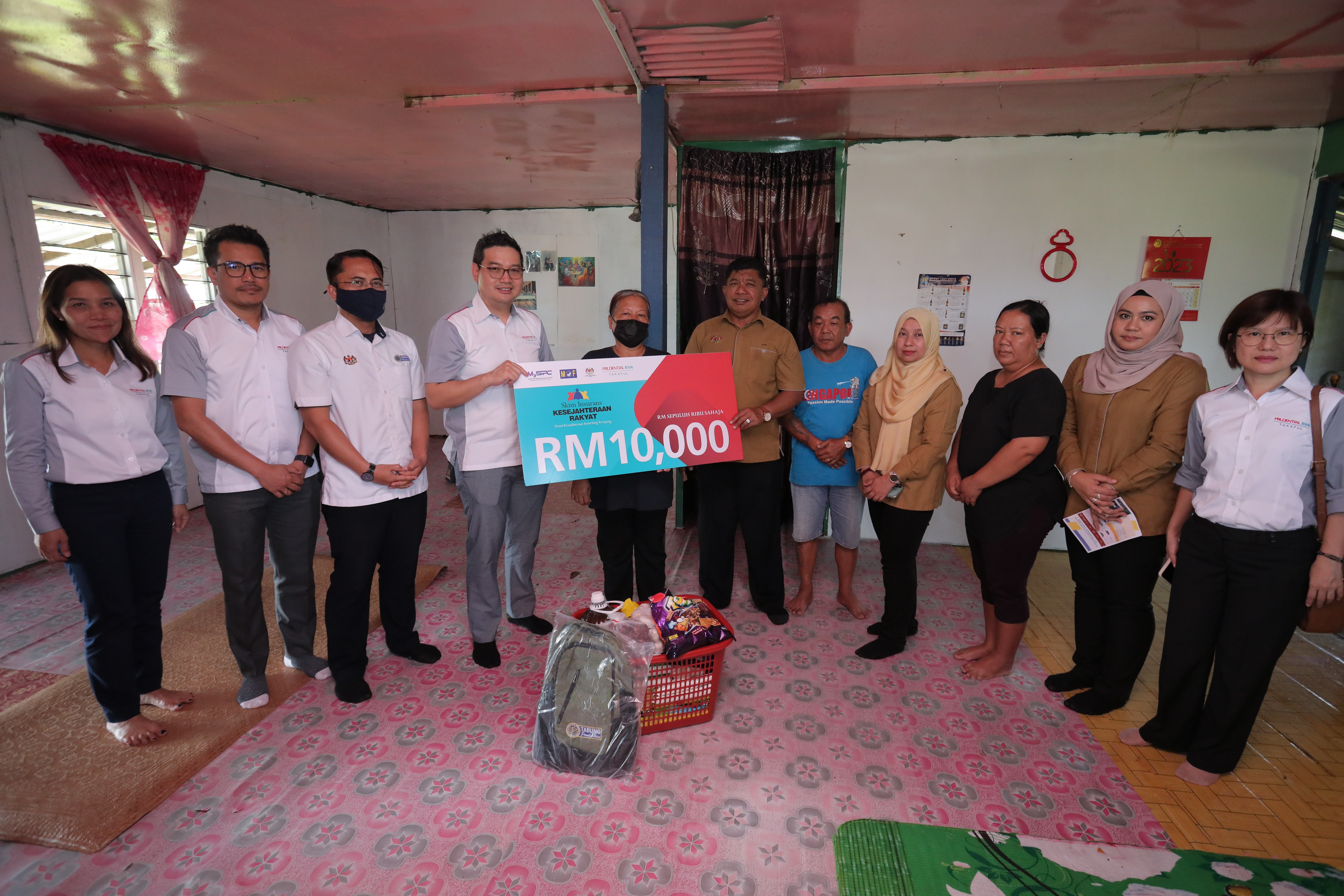 Empat orang wanita sedang berbual