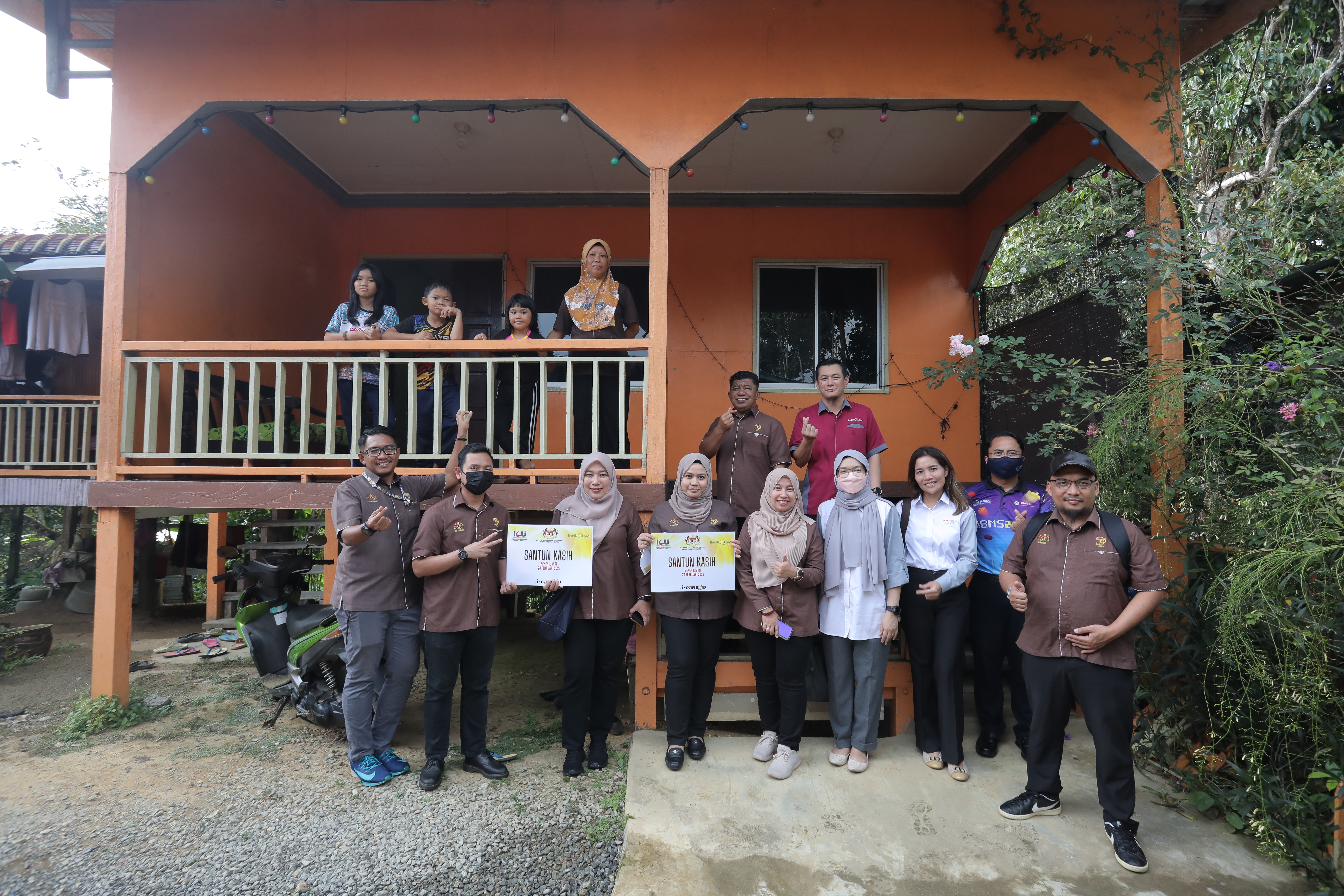 Seorang pekerja memberi penjelasan  kepada sebuah