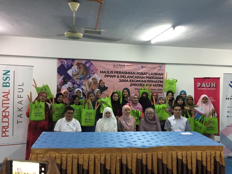 Mengambil gambar peserta-peserta program.