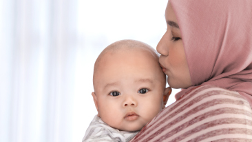 ibu cium bayi