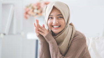 wanita hijab senyum