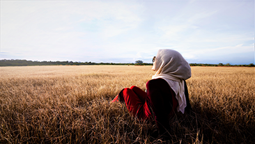 Seorang ibu menyentuh pipi anak perempuannya