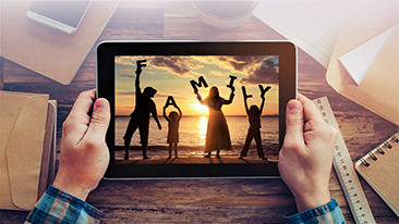 Ibu bapa mencium pipi bayi perempuan mereka