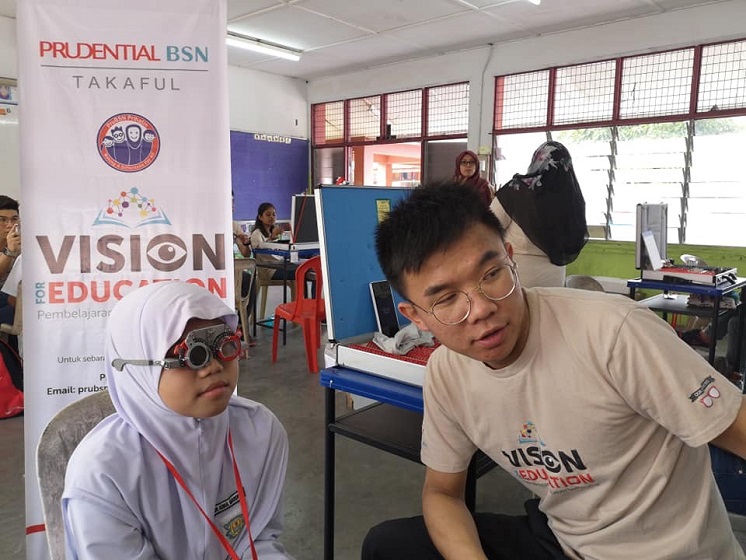 Seorang pelajar sedang diperiksa matanya